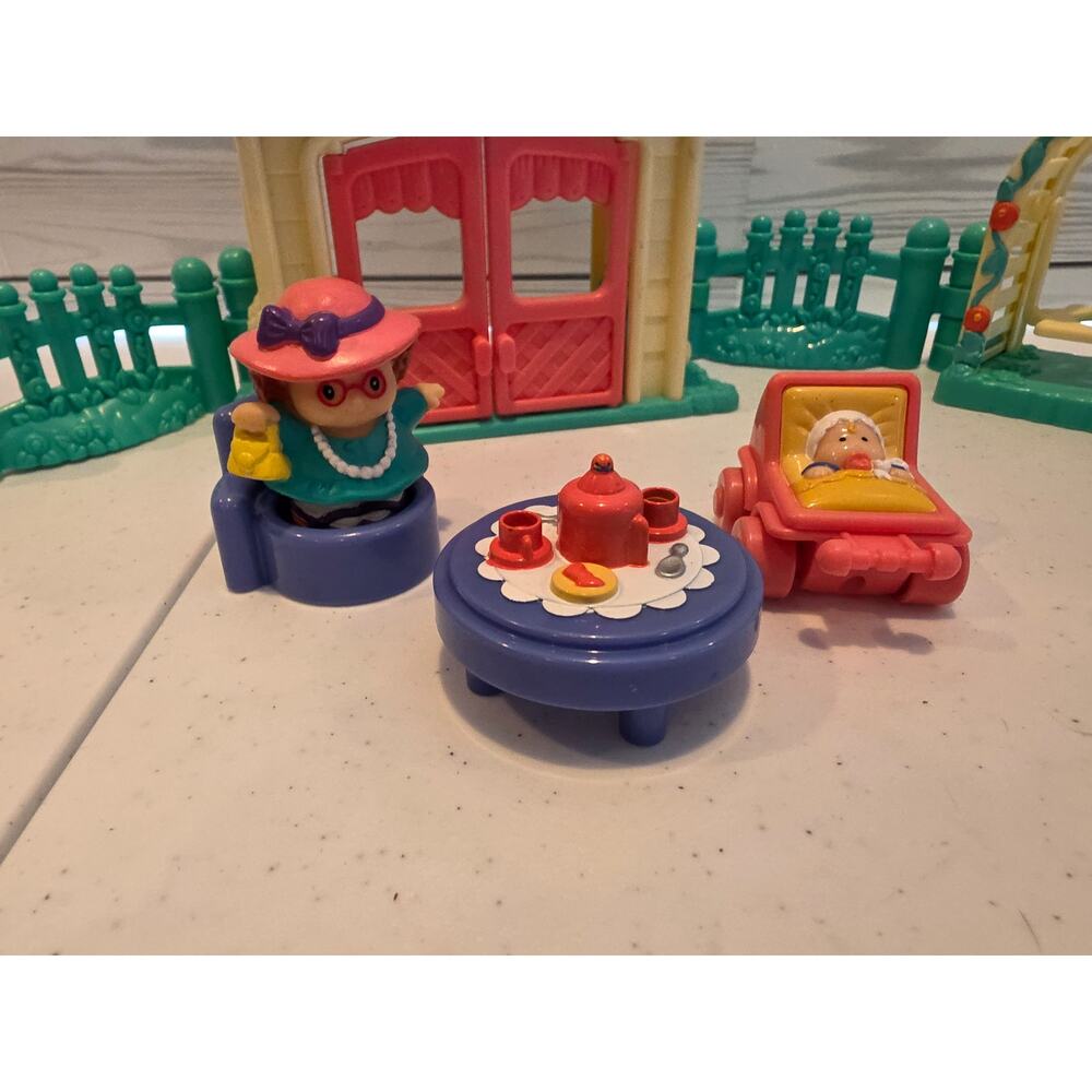 2002 Fisher Price Little People Playtime Pals Tea Party Garden Cottage